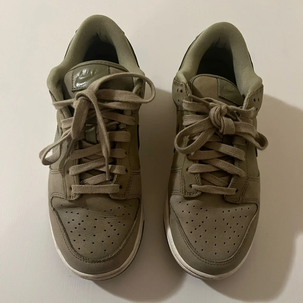 Nike Low Dunk in Olive green - Picture 1 of 4